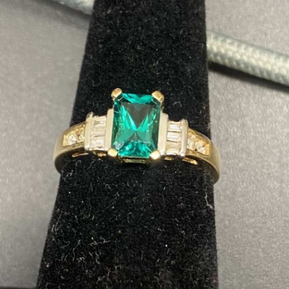 Emerald 10k yg diamond accent ring